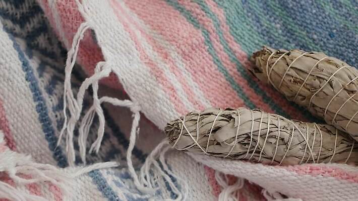 전통 요가 휴식 사람없음 스파 미국 화목 에너지 마법사 약재 흰색 닫기 약초 샌들 신비 인도인 청소 보따리 향기 냄새 캘리포니아 아로마테라피 연소 세이지 자연요법 정물화 초능력 4K MP4 해외동영상 클립영상 외국인 웰빙 컬러 신발 컨셉 북아메리카 모션 동양인 약 풀_식물 그림 테라피 동영상 파일형식