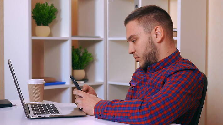 라이프스타일 남자 인터넷 텍스트 청소년 모바일 주택 직장 실내 한명 사람 20대 내부 옆모습 30대 스마트폰 핸드폰 사무실 스크린 터치 관찰 업무 메시지 어플리케이션 무선전화기 스마트 와이파이 창업 나눔 문자메시지 밀레니얼 4G 혼혈 4K MOV 해외동영상 클립영상 1 뷰포인트 컨셉 회사 비즈니스 모션 IT 청년 건물 생활 장년 경제 전자제품 스마트기기 작업 전화기 다문화 무선인터넷 자영업 동영상 파일형식