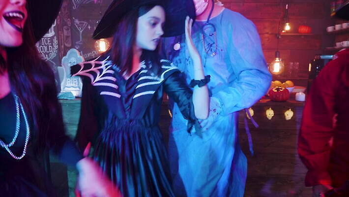 캐릭터 옷 백그라운드 휴가 조명 사람 장식 친구 청춘 파티 어둠 황혼 우정 기쁨 할로윈 의사 춤 바 그룹 야간 무서움 클럽 디스코 마녀 변장 해적 외과 10월 흡혈귀 호러 유흥 4K MOV 해외동영상 클립영상 자연요소 감정 음악 컨셉 의학 관계 문화예술 병원 이벤트 일몰 의료진 날짜 도둑 공포 동영상 파일형식