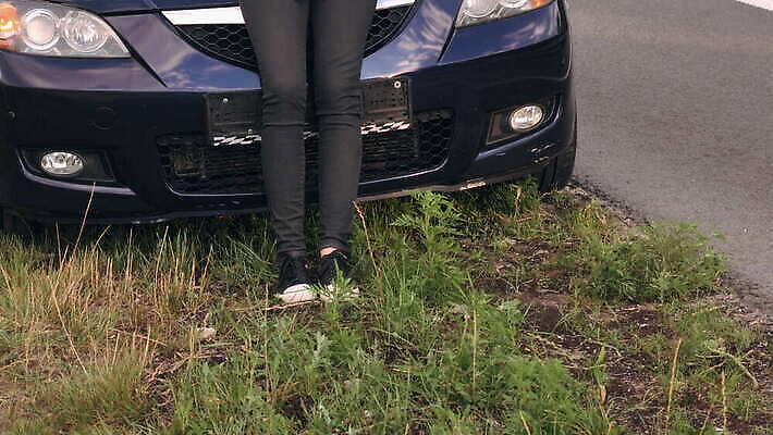 주간 백인 여자 도로 여행 지도 인터넷 자동차 모바일 전등 세포 한명 성인 30대 스마트폰 핸드폰 덮개 긴급 메시지 운전사 위험 고장 먹여주기 서비스 검색 보닛 길가 깨짐 방법 소셜미디어 자동 채팅 헬프 혼자 4G 4K MOV 해외동영상 클립영상 자연요소 서양인 직업 1 길 육상교통 컨셉 교통시설 조명 IT 사람 장년 전자제품 스마트기기 뚜껑 도움 먹기 동영상 파일형식