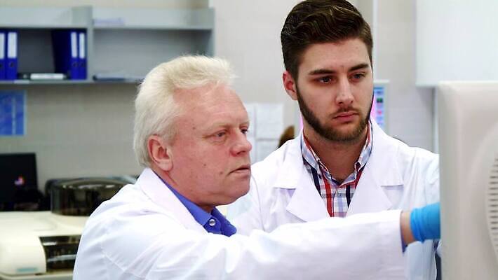 백인 손 산업 과학 통계 병원 실험 두명 스터디 컴퓨터 약 자료 정보 코트 실험실 닫기 보호 생명공학 컨테이너 약국 과학자 플라스크 동료 측정 시설 생물학 쇼 발견 혁명 엘리먼트 인턴 4K MOV 해외동영상 클립영상 서양인 직업 교육 컨셉 비즈니스 의학 관계 모션 실험기구 사람 신체부위 전자제품 학습 외투 동영상 학자 파일형식