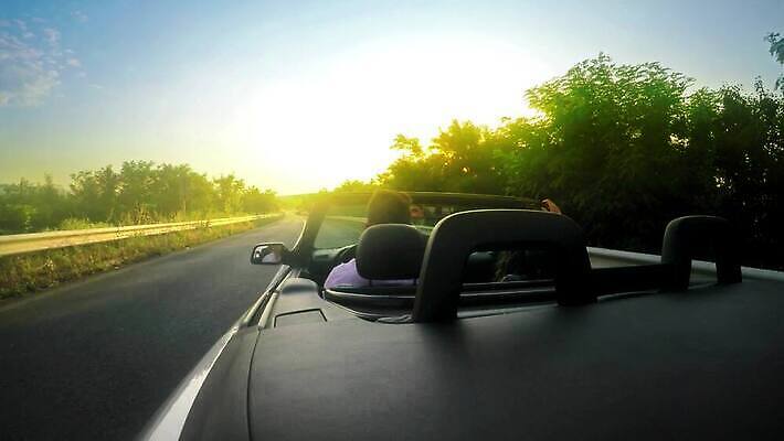 라이프스타일 커플 여자 행복 도로 여행 자동차 휴가 갈색머리 미소 사람 사람없음 야외 여름 친구 햇빛 태양 파티 일몰 기쁨 꿈 운전 운전사 고급 오픈카 자동 4K MP4 해외동영상 클립영상 자연요소 직업 헤어스타일 계절 감정 길 육상교통 컨셉 관계 교통시설 모션 승용차 표정 이벤트 생활 노을 동영상 파일형식