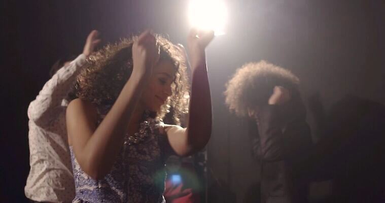 모델 라이프스타일 여자 음악 이동 여러명 빛 파티 검은색 댄서 춤 화려 야간 클럽 디스코 유흥 4K MP4 해외동영상 클립영상 자연요소 직업 컬러 다수 컨셉 문화예술 사람 이벤트 생활 동영상 파일형식