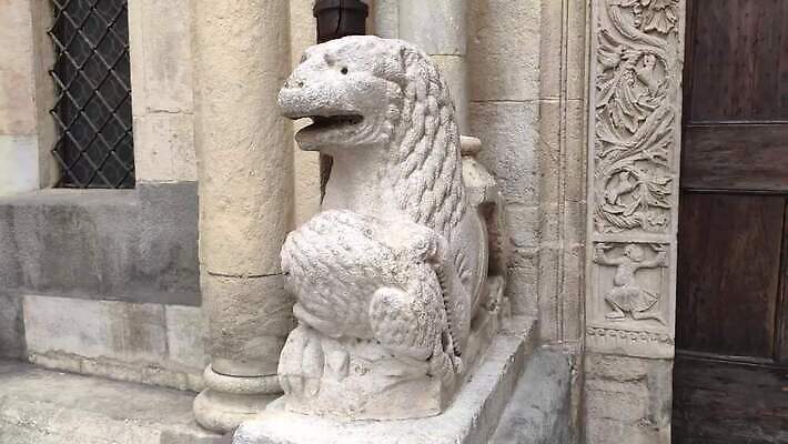 외관 유럽 종교 조각 건축양식 하늘 사람없음 야외 건물 아웃포커스 파란색 세계 조각상 성당 교회 문 이탈리아 기둥 도시 중세 재산 사자 땅 묘사 대문 대리석 대성당 천연기념물 랜드마크 로마네스크 로마인 신앙심 옛날 4K MOV 해외동영상 클립영상 건축물 건축 나라 컬러 재료 포유류 종교건축 촬영기법 인종 금융 조형물 역사 동영상 파일형식