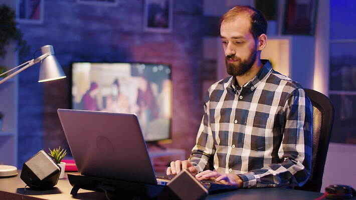 백인 1 라이프스타일 남자 생각 인터넷 통신 수염 아파트 주택 기술 실내 사람 앉기 성인 노트북 방 관찰 타이핑 업무 야간 사이버 무선전화기 집중 책상 바쁨 업무과다 온라인 리빙 소프트웨어 심각 프리랜서 4K MOV 해외동영상 클립영상 자연요소 서양인 직업 가구 컨셉 모션 내부 건물 생활 전자제품 작업 전화기 동영상 파일형식