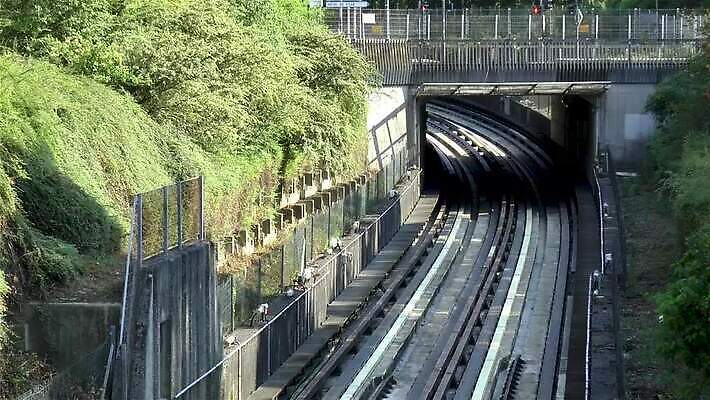 여행 이동 교통시설 사람없음 빛 기차 프랑스 도시 네트워크 전철 역 연결 접속 출퇴근 시스템 대도시 선로 자동 통근 MP4 해외동영상 클립영상 유럽 육상교통 교통 컨셉 비즈니스 대중교통 시설 출근 동영상 파일형식