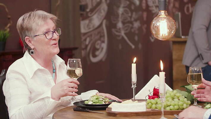 백인 전통 커플 여자 남자 꽃 행복 안경 음료 결혼 2 데이트 관계 유리 남편 친절 함께함 대화 사랑 성인 장미 식당 와인 저녁식사 카페 낭만 축하 아내 날짜 우아함 유혹 은퇴 옛날 4K MOV 해외동영상 클립영상 서양인 식물 잡화 감정 컨셉 재질 주류 말하기 사람 이벤트 상점 식사 동영상 파일형식