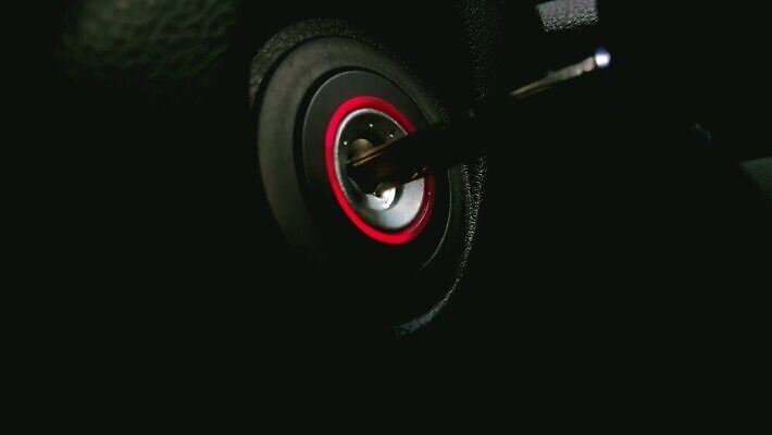 손 도로 교통시설 자동차 열쇠 안전 사람 성인 사람없음 내부 금속 검은색 힘 운전 기구 잡기 오픈 바퀴 구멍 운전사 닫기 속도 시작 회전 잠금 보안 열쇠구멍 엔진 스위치 모터 취소 그만 자동 점화 제어 놓기 4K MOV 해외동영상 클립영상 직업 길 육상교통 컬러 교통 모션 재질 신체부위 시설 동영상 파일형식