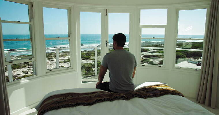 백인 응시 남자 바다 여행 가구 창문 아프리카 휴가 휴식 실내 한명 서기 앉기 성인 야외 뒷모습 물 30대 관광지 인테리어 걷기 펼침 침실 발코니 침대 남아프리카 케이프타운 수평선 4K MOV 해외동영상 클립영상 자연요소 서양인 1 디자인 시선 나라 뷰포인트 생활용품 컨셉 모션 사람 내부 장년 동영상 남아프리카공화국 파일형식