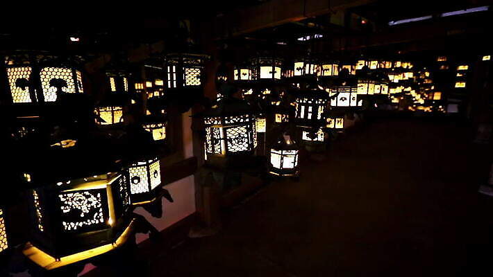 전통 아시아 종교 문화 여행 불교 매달리기 동양인 사람없음 내부 건물 목재 빛 세계 일본 축제 어둠 황혼 새벽 등불 사찰 복도 역사 재산 대문 신성 랜드마크 사당 MOV 해외동영상 클립영상 자연요소 나무 건축물 나라 재료 종교건축 모션 조명 인종 금융 문 일몰 동영상 파일형식