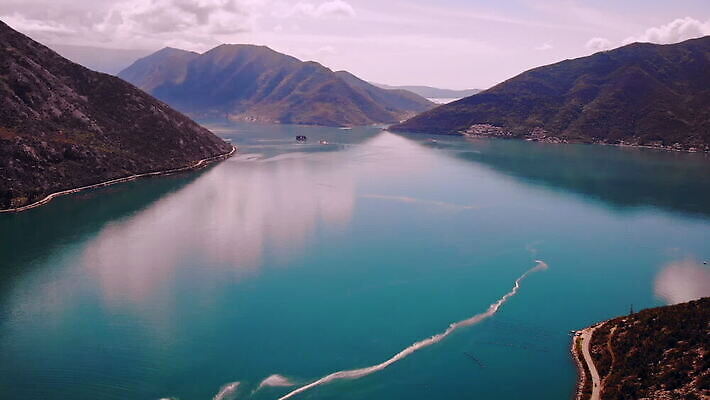 바다 여행 요트 자연 하늘 휴가 산 파노라마 사람없음 야외 물 파란색 만 보트 정상 지중해 휴양지 타운 스카이라인 항공촬영 드론 몬테네그로 터키석 MOV 해외동영상 클립영상 자연요소 뷰포인트 컬러 배_교통 촬영기법 장소 도시 보석 생태계 동영상 파일형식
