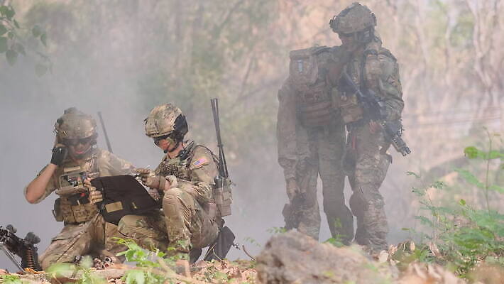 나무 아시아 무기 스포츠 바다 통신 군대 바나나 사람 여러명 야외 초록색 농장 공책 총 자유 네트워크 센터 수술 연기 숲 연결 공격 사이버 연습 라디오 군용 싸움 전쟁 감시 육군 변장 병정 명령 보병 작전 장교 제어 특별함 4K MOV 해외동영상 슬로모션 클립영상 식물 나라 컬러 다수 컨셉 농업 과일 의학 모션 문구용품 촬영기법 치료 전자제품 동영상 파일형식
