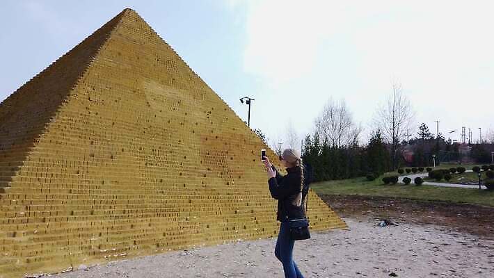 공원 행복 모래 과학 여행 건축양식 자연 휴식 이집트 미술 한명 미소 건물 스마트폰 세계 산책 기쁨 미니어처 사막 역사 셀프카메라 피라미드 랜드마크 옛날 4K MOV 해외동영상 클립영상 1 건축물 공공시설 건축 감정 컨셉 아프리카 문화예술 표정 사람 핸드폰 스마트기기 모형 사진촬영 생태계 동영상 파일형식