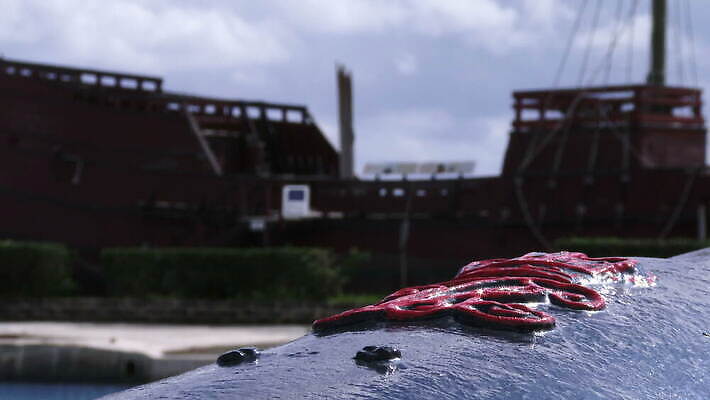 해외 바다 섬 여행 건축양식 자연 휴가 영국 협상 풍경 사람없음 건물 여름 여행객 침묵 최고 만 보트 역사 산호초 조선소 박물관 함선 영토 해군 타운 대포 대서양 다도해 랜드마크 식민지 이국적 파라다이스 4K MOV 해외동영상 클립영상 건축물 계절 건축 유럽 산업 무기 배_교통 비즈니스 군대 사람 소리 도시 수중식물 생태계 동영상 파일형식