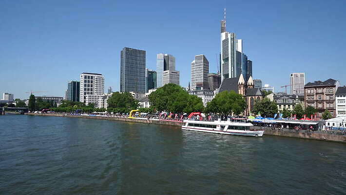 유럽 여행 비즈니스 건축양식 하늘 거리 독일 안테나 파노라마 풍경 사람없음 건물 물 여름 금융 파란색 빛 강 도시풍경 사무실 탑 고층빌딩 일몰 도시 센터 도심 저녁 큼 메인 장면 지역 타운 스카이라인 랜드마크 프랑크푸르트 4K MOV 해외동영상 클립영상 자연요소 건축물 계절 건축 나라 컬러 통신 촬영기법 빌딩 경제 노을 야간 크기 동영상 파일형식