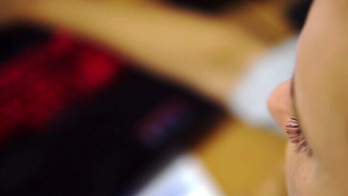 백그라운드 인터넷 주택 안전 사람 사람없음 아웃포커스 노트북 컴퓨터 디지털 스크린 자료 웹 어둠 방 정보 업무 네트워크 범죄 바이러스 암호 야간 위험 공격 자르기 도둑 절도 사이버 보안 신분 시스템 온라인 해킹 해커 스파이 이진법 프로그래머 프로그램 가상 뺏기 코딩 4K MP4 해외동영상 클립영상 자연요소 직업 컨셉 모션 촬영기법 건물 전자제품 작업 수학 범죄인 동영상 컴퓨터교육 파일형식