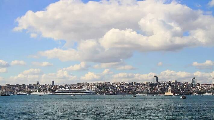 구름 계절 유럽 바다 여행 백그라운드 자연 하늘 날씨 이스탄불 항해 풍경 사람없음 물 파란색 도시풍경 탑 항구 흰색 도시 보트 큼 수분 크루즈 함선 솜털 스카이라인 칠면조 보스포루스 MOV 해외동영상 클립영상 자연요소 건축물 나라 컬러 교통시설 조류 배 크기 생태계 동영상 선박 파일형식 튀르키예