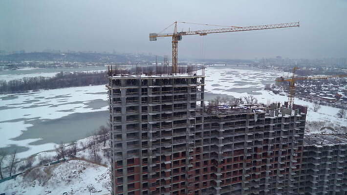 남자 산업 포즈 이동 겨울 비즈니스 건축양식 모션 하늘 노동자 아파트 주택 프레임 작업복 사람 풍경 사람없음 야외 건물 강 장비 건설현장 안개 도시 작업 헬멧 기중기 타운 공학 개발 건축업자 프로젝트 4K MOV 해외동영상 클립영상 직업 건축물 옷 계절 교육 건축 컨셉 날씨 건설업 중장비 보호장비 동영상 파일형식