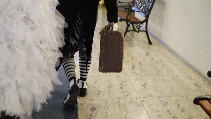 백인 커플 드레스 여자 남자 감정 얼굴 신랑 결혼 신혼부부 결혼식 휴가 미술 사람 귀여움 검은색 페인트 공연 낭만 광대 흰색 축하 표현 가운 배우 서커스 극장 마임 예술가 드라마 섬광 코미디언 MOV 해외동영상 클립영상 서양인 직업 부부 옷 컬러 컨셉 관계 문화예술 이벤트 신체부위 신혼 연예인 동영상 파일형식