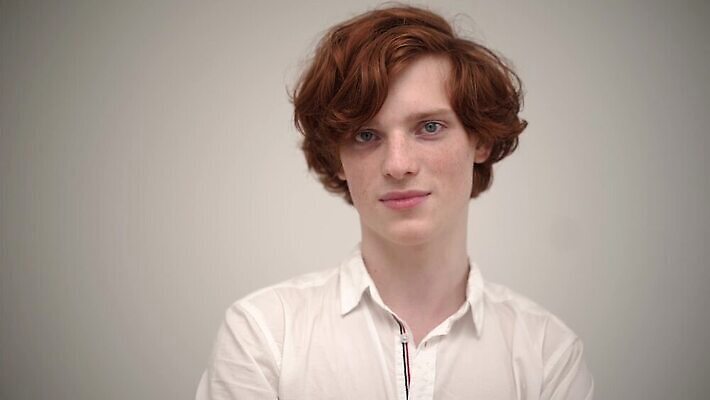 백인 모델 1 학생 라이프스타일 헤어스타일 남자 감정 얼굴 포즈 백그라운드 생각 실내 한명 미소 사람 소년 성인 빛 청춘 머리 유행 표현 화려 우아함 이발 성실 생강 고립 혼자 스타일 MP4 해외동영상 클립영상 서양인 어린이 컨셉 채소 표정 내부 생활 신체부위 동영상 파일형식