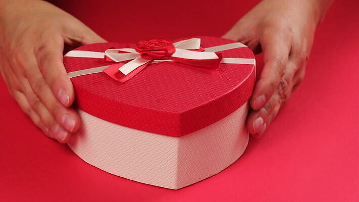 전통 손 여자 음식 분홍색 오렌지 디저트 요리 상자 컬러풀 노란색 쌓기 쿠키 과자 케이크 보라색 여러개 빵집 프랑스 달콤 설탕 굽기 아몬드 모음 마카롱 프랑스어 머랭 파스텔톤 페스츄리 4K MOV 해외동영상 클립영상 문자 유럽 빵 컬러 다수 과일 모션 사람 신체부위 상점 견과류 맛 구이 동영상 파일형식