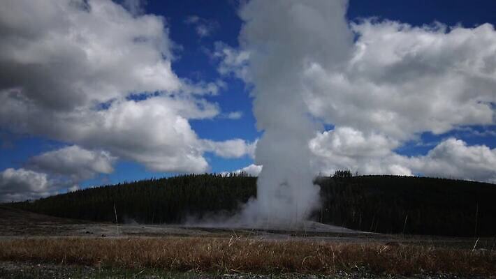 여행 북아메리카 자연 하늘 휴가 파노라마 국립공원 사람없음 물 세계 여행객 미국 봄 에너지 액체 재산 수증기 숲 폭발 땅 언덕 내추럴 와이오밍 지열 4K MP4 해외동영상 클립영상 자연요소 계절 공원 촬영기법 아메리카 사람 금융 생태계 동영상 파일형식