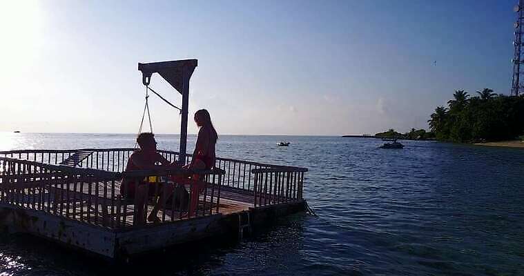 모래 파도 바다 섬 여행 자연 유리 하늘 휴가 풍경 두명 초록색 물 여름 모래사장 야자수 맑음 침묵 흰색 보석 순수 태평양 멀리 말레이시아 내추럴 뗏목 이국적 터키석 파라다이스 4K MOV 해외동영상 클립영상 자연요소 나무 계절 아시아 교통수단 컬러 컨셉 배_교통 재질 날씨 사람 소리 광석 생태계 동영상 파일형식