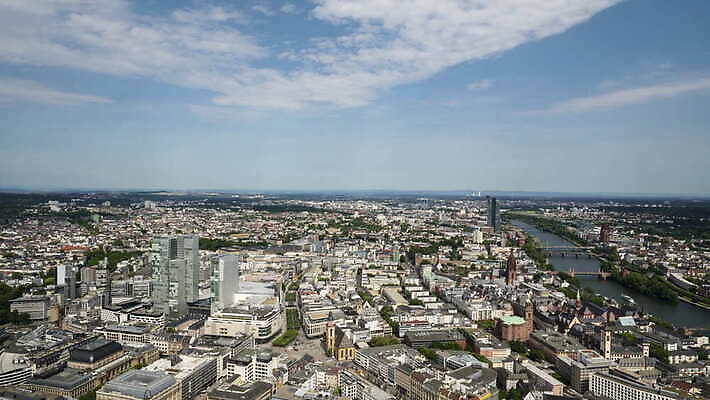 구름 유럽 여행 비즈니스 건축양식 하늘 거리 독일 안테나 파노라마 풍경 사람없음 건물 여름 금융 파란색 빛 강 도시풍경 사무실 탑 고층빌딩 일몰 도시 센터 재산 도심 저녁 큼 메인 지역 타운 스카이라인 항공촬영 랜드마크 진짜 프랑크푸르트 4K MOV 해외동영상 클립영상 자연요소 건축물 계절 건축 나라 뷰포인트 컬러 통신 촬영기법 빌딩 경제 노을 야간 크기 동영상 파일형식