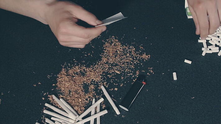 백인 손 남자 종이 장신구 담배 실내 한명 사람 검은색 핥기 준비 만들기 롤 딜러 중독 DIY 니코틴 방법 필터 핸드메이드 흡연자 MOV 해외동영상 클립영상 서양인 1 컬러 모션 흡연 취미 내부 신체부위 동영상 파일형식