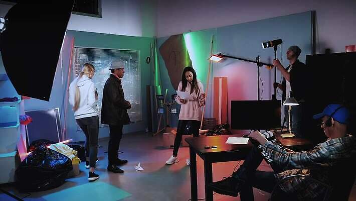 직업 캐릭터 별 실내 여러명 장식 빛 스마트폰 세트 카메라 장비 분노 배우 셀프카메라 발사 승무원 필름 영화 장면 다인종 동영상 책임자 반사경 프로듀서 4K MOV 해외동영상 슬로모션 클립영상 자연요소 감정 다수 문화예술 촬영기법 사람 인종 내부 전자제품 핸드폰 스마트기기 사진촬영 연예인 파일형식