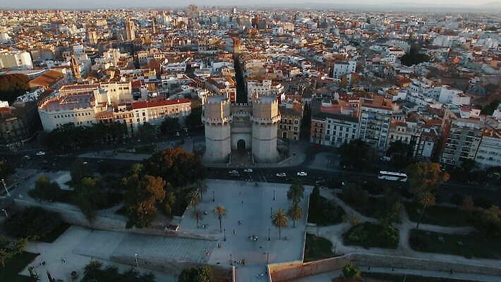 유럽 도로 여행 건축양식 지붕 거리 주택 안테나 파노라마 사람없음 건물 도시풍경 도시 센터 역사 스페인 옥상 시력 스카이라인 천연기념물 항공촬영 드론 랜드마크 발렌시아 4K MOV 해외동영상 클립영상 건축물 건축 나라 길 뷰포인트 통신 교통시설 촬영기법 풍경 동영상 파일형식