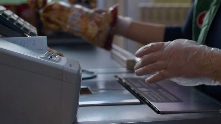 직업 음식 장갑 돈 실내 안전 사람없음 약 세일 환경 상점 도시 시장 닫기 보호 구매 상품 계산대 고객 예방 바코드 수납 문제 소매 일반 슈퍼마켓 계산원 소셜 전염병 체크아웃 코로나바이러스 4K MP4 해외동영상 클립영상 잡화 컨셉 의학 모션 내부 쇼핑 재산 바이러스 질병 동영상 파일형식