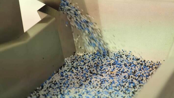 산업 비즈니스 공장 사람없음 파란색 기계 재활용 장비 흰색 제조 플라스틱 분류 섞기 압력 4K MOV 해외동영상 클립영상 컬러 공업 재질 친환경 동영상 파일형식