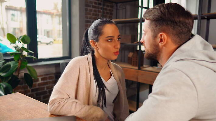 식물 백인 라이프스타일 커플 회사 통신 가족 관계 탁자 남편 휴식 갈색머리 함께함 말하기 대화 협상 사람 앉기 내부 두명 초록색 친구 사무실 유행 식당 카페 기쁨 방 흰색 아내 뉴스 닫기 토론 브런치 주말 점심식사 소셜 소셜네트워크 그리너리 동정 4K MOV 해외동영상 클립영상 서양인 헤어스타일 감정 컬러 가구 컨셉 비즈니스 모션 생활 상점 식사 동영상 파일형식 트랜드컬러