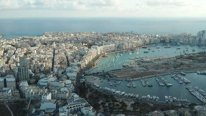 전통 유럽 섬 여행 요트 건축양식 조류 항해 안테나 사람없음 물 파란색 갈색 항구 도시 보트 역사 고급 지중해 정박 머리위 포트 드론 몰타섬 조감도 4K 설정숏 MOV 해외동영상 클립영상 자연요소 동물 건축 나라 바다 컬러 컨셉 배_교통 통신 교통시설 촬영기법 몰타 동영상 파일형식