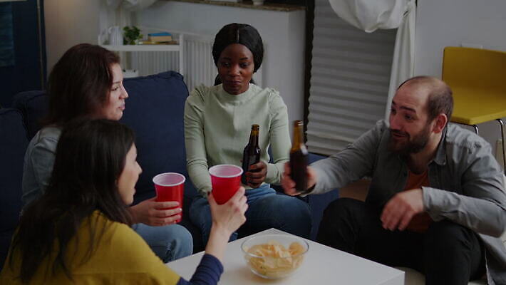 행복 음식 흑인 거실 통신 유리 함께함 말하기 대화 웃음 사람 사람없음 30대 친구 소파 파티 검은색 어둠 우정 모임 마시기 알코올 잡기 야간 피부 건배 주말 나눔 다민족 소셜 채팅 유흥 혼혈 사교적 4K MOV 해외동영상 클립영상 자연요소 서양인 감정 컬러 컨셉 의자 관계 모션 재질 표정 이벤트 신체부위 장년 다문화 동영상 파일형식
