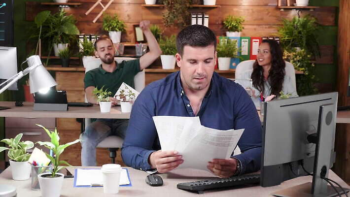 직업 남자 행복 유럽 비즈니스 통신 성공 노동자 직장 미소 웃음 사람 사람없음 30대 사무실 기쁨 거래 축하 업무 비즈니스맨 자신감 그룹 던지기 큼 동료 흥분 리더 바쁨 바보 프로젝트 필승 4K MOV 해외동영상 슬로모션 클립영상 감정 나라 컨셉 회사 관계 모션 촬영기법 표정 장년 우승 작업 직장인 크기 동영상 파일형식