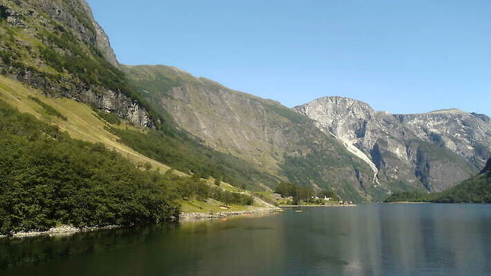 주간 나무 여행 자연 산 항해 노르웨이 사람없음 파란색 강 계곡 펼침 보트 숲 언덕 카누 노젓기 북쪽 타이틀 스칸디나비아 피오르 4K MOV 해외동영상 클립영상 자연요소 식물 유럽 컬러 배_교통 모션 수상스포츠 방향 생태계 지형 동영상 파일형식