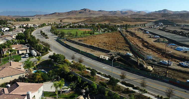 산업 포장 부동산 추상 새로움 안테나 사람없음 건물 건설현장 트럭 땅 머리위 먼지 이웃 항공촬영 개발 채점 4K MOV 해외동영상 클립영상 건축물 뷰포인트 컨셉 무늬 통신 자동차 건설업 재산 성적 동영상 파일형식