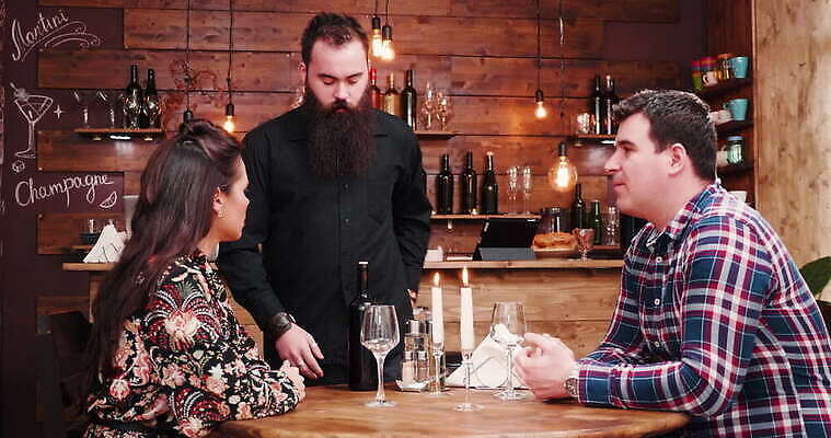 백인 커플 여자 기념일 남자 행복 음료 2 데이트 관계 탁자 수염 함께함 발렌타인데이 사랑 미소 사람 앉기 파티 식당 와인 식사 저녁식사 펼침 낭만 마시기 축하 알코올 바 날짜 우아함 야간 저녁 먹기 힙스터 4K MOV 해외동영상 클립영상 자연요소 서양인 패션 감정 가구 컨셉 모션 데이이벤트 주류 표정 이벤트 상점 동영상 파일형식