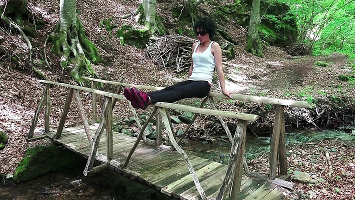 백인 1 라이프스타일 웰빙 공원 여자 스포츠 십자가 신체 자연 근육 건강 야외 가로 운동 힘 봄 장비 바 몸무게 숲 연습 체육관 근육질 체조 평행 이두근 4K MP4 해외동영상 클립영상 서양인 계절 공공시설 사람 생활 몸매 생태계 동영상 파일형식