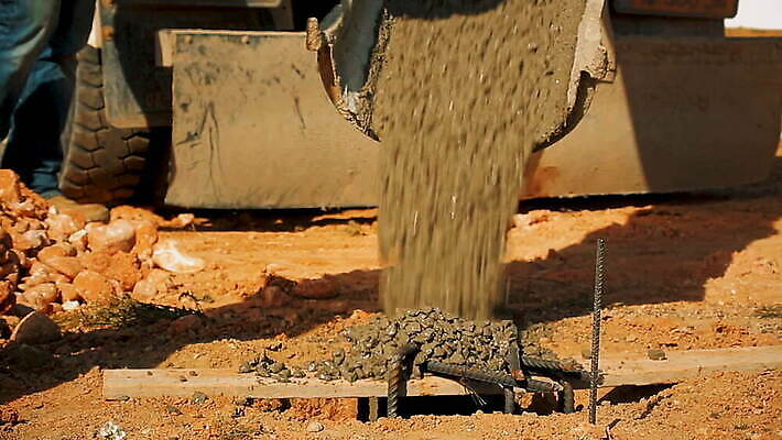 공공시설 산업 건축양식 표면 사람없음 금속 기계 장비 건설현장 회색 젖음 기둥 구멍 액체 고리 붓기 혼합 철 믹서 시멘트 펌프 계약자 곰팡이 땅바닥 섞기 지원 철강 콘크리트 MOV 해외동영상 클립영상 건축 컬러 모션 재질 바닥 건설업 계약 시설 동영상 파일형식