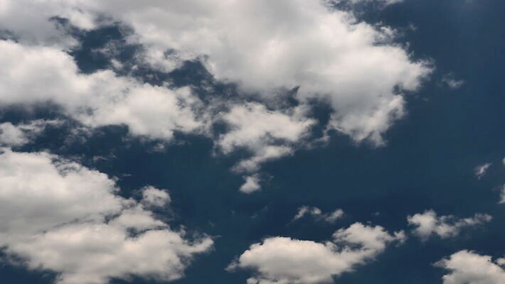구름 컬러 백그라운드 자연 하늘 날씨 풍경 사람없음 야외 가로 여름 파란색 빛 햇빛 태양 우주 환경 흰색 전원 분위기 장면 천국 솜털 스카이라인 내추럴 오존 적란운 천창 유일 4K 타임랩스 MOV 해외동영상 클립영상 자연요소 계절 컨셉 촬영기법 전기에너지 생태계 동영상 파일형식 구름_자연