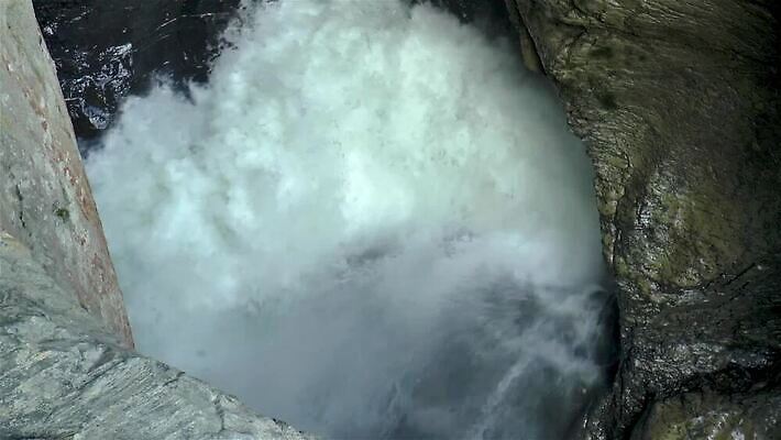 자연 산 경사 사람없음 물 강 힘 폭포 흐름 에너지 개울 동굴 스위스 알프스 내추럴 베른 중력 힘찬 MP4 해외동영상 클립영상 자연요소 유럽 컨셉 생태계 동영상 파일형식