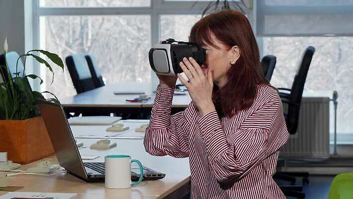 디자인 여자 비즈니스 CEO 사업가 놀이 미래 휴식 고글 아이디어 직장 기술 한명 사무실 3D 헤드폰 놀람 비즈니스우먼 체험 작업실 사이버 손목시계 하이테크 비전 혁명 비디오게임 인터페이스 프로젝트 홀로그램 가상현실 힙스터 현실 4K MOV 해외동영상 클립영상 직업 1 패션 감정 시계 음향기기 컨셉 회사 장신구 표정 사람 게임 직장인 디지털합성 동영상 파일형식