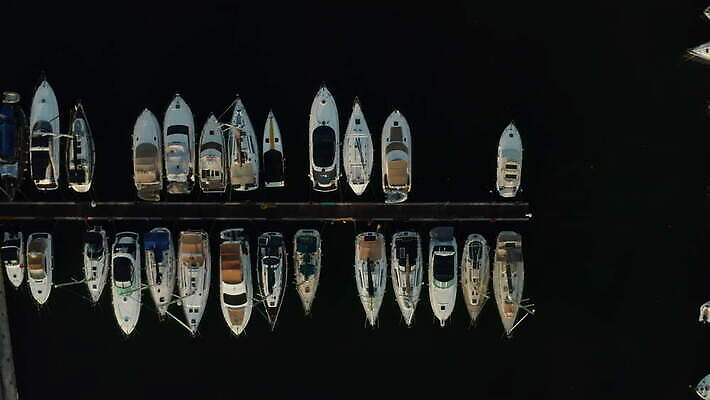 전통 유럽 섬 여행 요트 건축양식 조류 항해 안테나 풍경 사람없음 물 여름 파란색 갈색 항구 도시 보트 역사 고급 지중해 정박 머리위 포트 드론 몰타섬 조감도 4K 설정숏 MOV 해외동영상 클립영상 자연요소 동물 계절 건축 나라 바다 컬러 컨셉 배_교통 통신 교통시설 촬영기법 몰타 동영상 파일형식