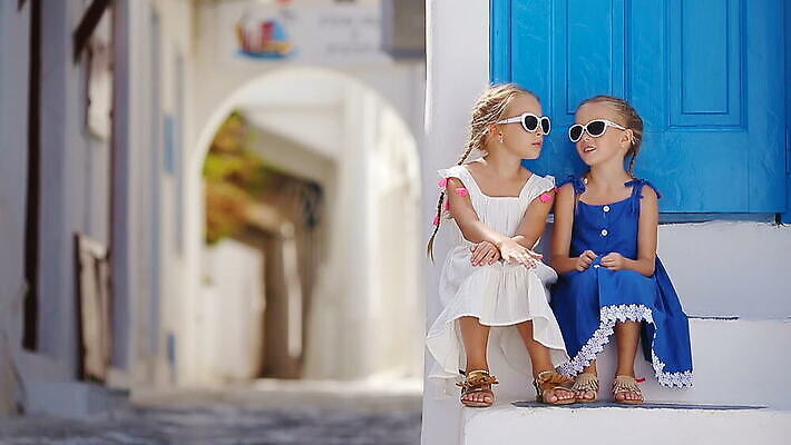 전통 꽃 딸 유럽 어린이 섬 여행 건축양식 창문 가족 지붕 휴가 거리 선인장 주택 사람 야외 두명 건물 파란색 컬러풀 달리기 교회 문 마을 흰색 도시 지중해 그리스 좁은 타운 산토리니 언니 그리스인 미코노스섬 숭배 MOV 해외동영상 클립영상 서양인 식물 건축물 건축 나라 바다 컬러 관계 종교건축 모션 자매 동영상 파일형식