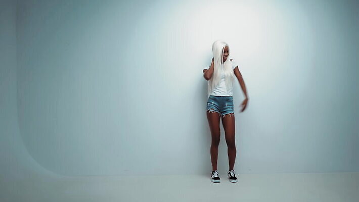 백인 모델 헤어스타일 손 배너 드레스 포즈 흑인 비즈니스 바닥 실내 파노라마 한명 앉기 뷰티 숫자 유행 모임 덮개 흰색 고급 잡지 누드 발사 디자이너 미녀 경영자 상업 예술가 스타일리스트 헤딩 스타일 4K MOV 해외동영상 클립영상 서양인 직업 문자 1 옷 컬러 컨셉 모션 촬영기법 사람 내부 신체부위 간행물 축구 뚜껑 미인 리더 동영상 파일형식