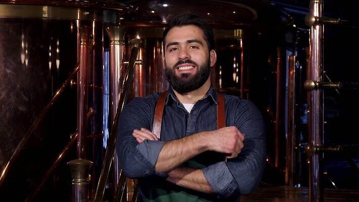 직업 남자 산업 음료 사업가 공장 성공 노동자 수염 맥주 생맥주 한명 앞치마 기계 장비 알코올 업무 바 제조 컨테이너 종업원 탱크 발효 레시피 수납 주인 내추럴 양조 양조장 옥토버페스트 철강 중소기업 4K MOV 해외동영상 클립영상 1 컨셉 회사 공업 주류 사람 작업 동영상 파일형식