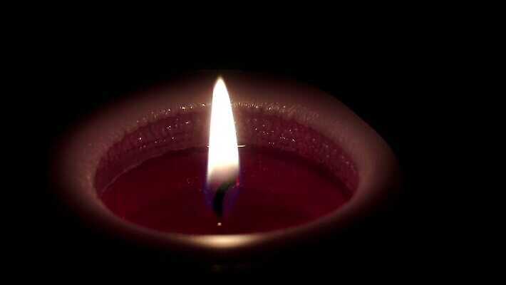 1 종교 백그라운드 크리스마스 촛불 검은배경 불 추상 휴가 사람없음 빛 노란색 교회 검은색 어둠 희망 흰색 축하 뜨거움 생일 영혼 닫기 야간 심볼 싱글 촛대 신성 기념물 연소 고립 광 심지 왁스 화상 카피스페이스 4K MOV 해외동영상 클립영상 자연요소 기념일 감정 컬러 컨셉 무늬 초 종교건축 모션 건물 공백 상처 동영상 파일형식